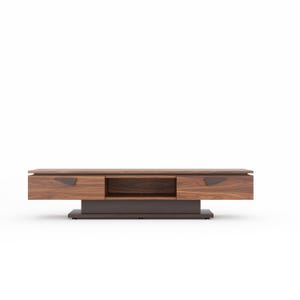 Könnte beinhalten: Ein moderner, flacher TV-Schrank aus Holz. Der Schrank hat zwei Schubladen mit dreieckigen Griffen aus dunklem Metall und ein offenes Regal in der Mitte. Der Sockel ist dunkelbraun.