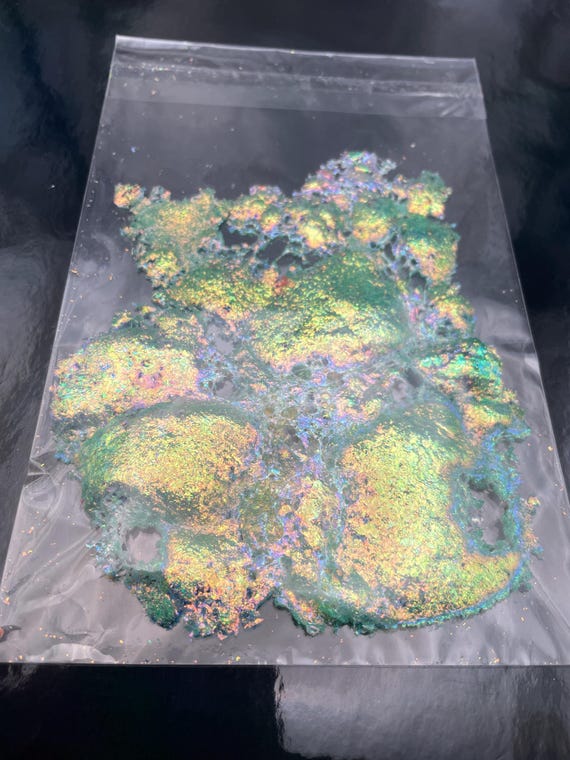 Dichroic Bubbles