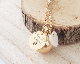 Personalized pregnancy bola gold or silver color, mother-of-pearl heart, customizable engraving on medal. Pregnancy gift