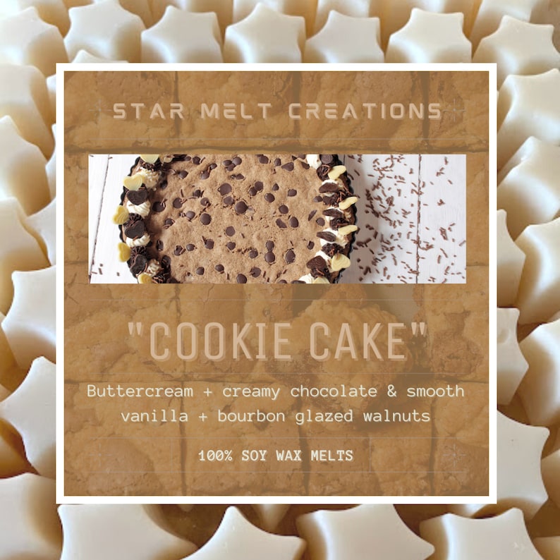 Pu&ograve; includere: Una torta di biscotti marrone con gocce di cioccolato e una glassa di crema al burro bianca. La torta &egrave; circondata da uno sfondo marrone con il testo "STAR MELT CREATIONS" e "COOKIE CAKE" in bianco. Il testo sotto la torta dice "Buttercream + creamy chocolate & smooth vanilla + bourbon glazed walnuts" e "100% SOY WAX MELTS".