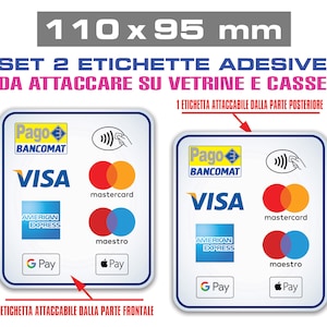 Può includere: Due adesivi, ciascuno di 110 x 95 mm, per vetrine e casse. Gli adesivi mostrano i metodi di pagamento: Visa, Mastercard, American Express, Maestro, Google Pay, Apple Pay e Bancomat. Un adesivo è per la parte anteriore, l'altro per quella posteriore.