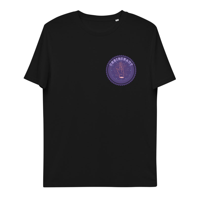 Op de afbeelding: Zwart T-shirt met een ronde grafische afbeelding in paars en roze met een hand met een ster en de tekst "Oneironaut".