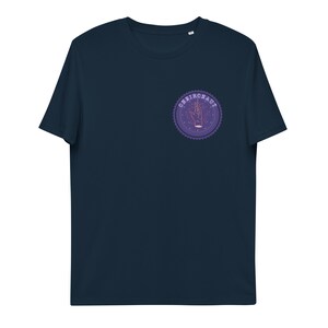 Op de afbeelding: Een marineblauw t-shirt met een paarse cirkelvormige afbeelding met een hand met een stervormig ontwerp en de tekst "ONEIRONAUT".
