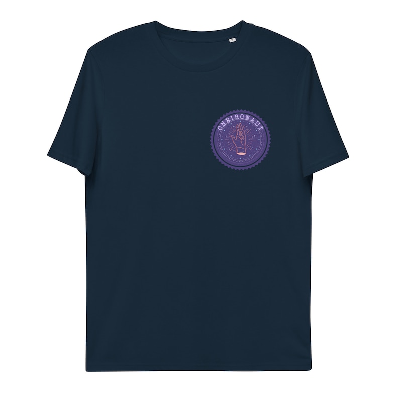 Op de afbeelding: Een marineblauw t-shirt met een paarse cirkelvormige afbeelding met een hand met een stervormig ontwerp en de tekst "ONEIRONAUT".
