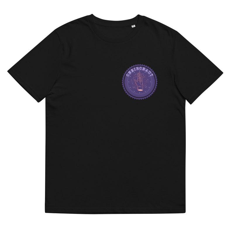 Op de afbeelding: Zwart T-shirt met een ronde grafische afbeelding in paars en roze met een hand met sterren en de tekst "Oneironaut".