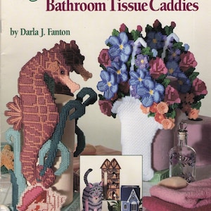 Könnte beinhalten: Ein Kunststoff-Leinwand-Musterbuch für Badezimmer-Taschentuchhalter. Das Cover zeigt ein Seepferdchen und ein Blumenarrangement, beide aus Kunststoff-Leinwand gefertigt. Das Buch ist von Darla J. Fanton und hat die Nummer 3118.