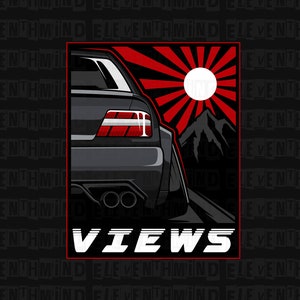 Op de afbeelding: Een zwarte auto met een rood en wit zonnestralenontwerp op de achtergrond. De auto heeft een achterspoiler en dubbele uitlaatpijpen. De tekst "VIEWS" is in wit onder de auto gedrukt.
