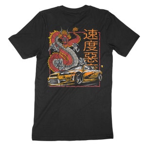 Könnte beinhalten: Schwarzes T-Shirt mit einem grafischen Druck eines roten Drachen und eines gelben Autos. Der Text "速度感" ist auf dem Shirt gedruckt.