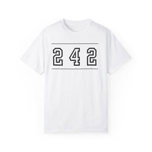 Puede incluir: Camiseta blanca con texto negro que dice "242" en una fuente de estilo universitario.