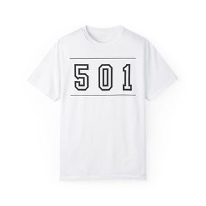 Puede incluir: Camiseta blanca con un gráfico negro del número 501 en una fuente negrita y en bloque.