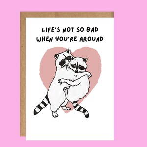 La vie n'est pas si mauvaise avec Racoon | Parfait pour les amis, les couples, la Saint-Valentin et les anniversaires | Comprend une enveloppe
