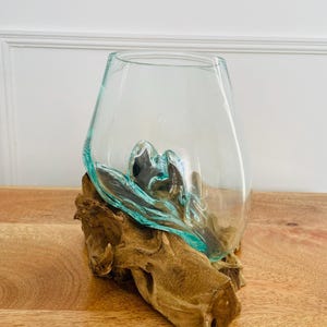 Smält glasskål Dekorativ skål på trärotstativ Rustik glasprydnad Skulptur Nyckel Sötsaksuppställningsfat