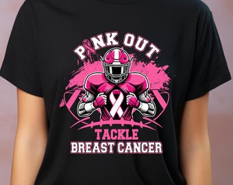 Könnte beinhalten: Schwarzes T-Shirt mit einem rosa Band, einem Footballspieler und dem Text "Pink Out Tackle Breast Cancer".