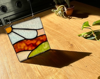 Atrapasueños con escena desértica de vitrales: colgante de ventana con motivos naturales del suroeste