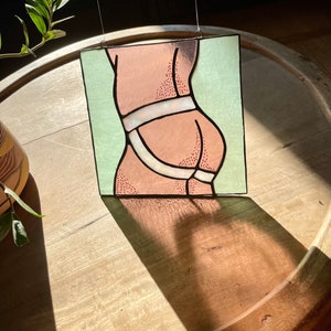 Attrape-soleil en vitrail fait main avec jockstrap : art érotique LGBT