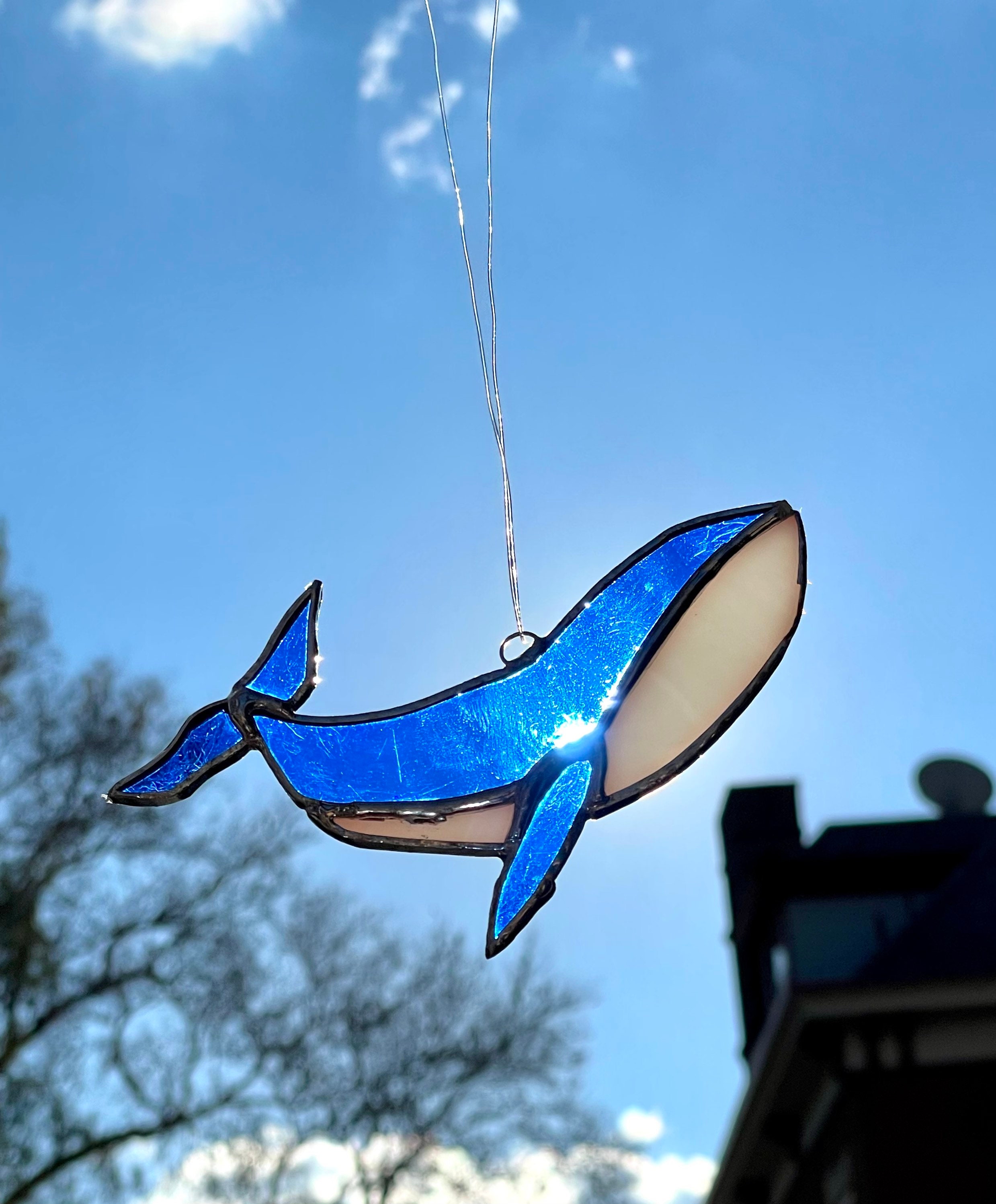 ステンドグラスのクジラとシャチの模様：初心者向けサンキャッチャー