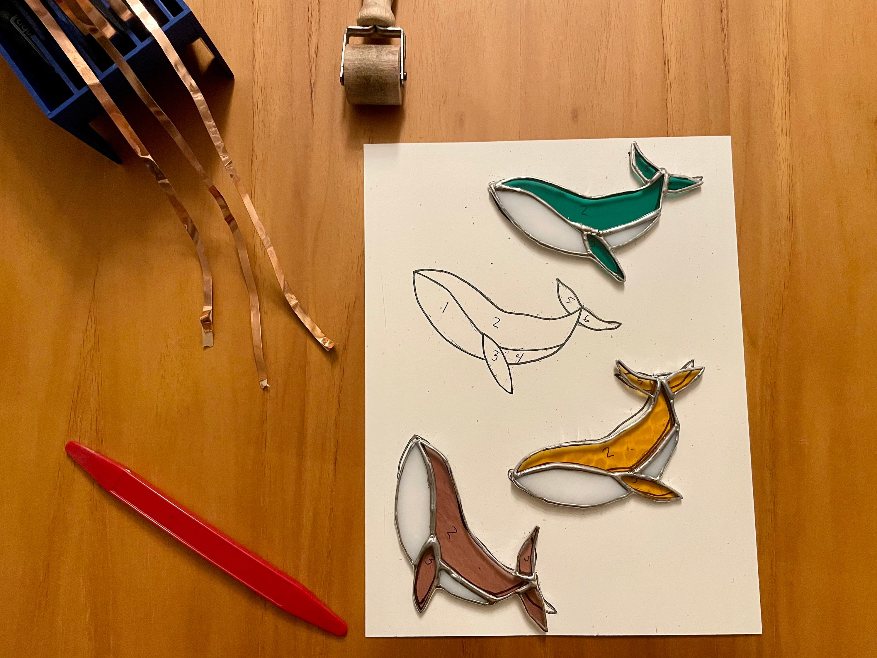 青い海の中の二頭のクジラ 大型ヴィンテージ ステンドグラス アメリカ自然史博物館 ステンドグラスのクジラの飾り、ステンドグラスの海のドリーム