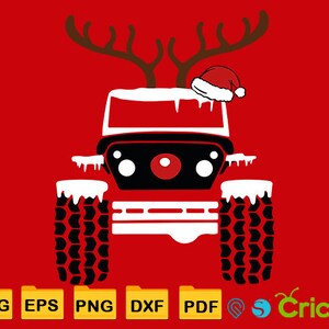 Puede incluir: Un Jeep rojo con un gorro de Pap&aacute; Noel en la parte superior del parabrisas. El Jeep tiene neum&aacute;ticos negros con un patr&oacute;n de banda de rodadura cubierto de nieve. El Jeep est&aacute; decorado con cuernos de reno.