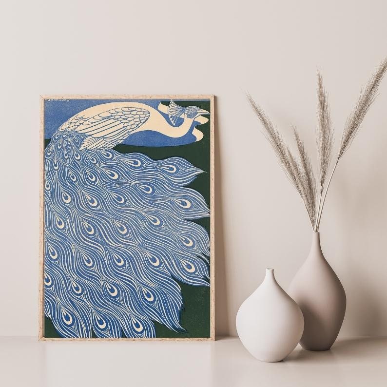 Pode incluir: Uma impress&atilde;o de arte vintage de um pav&atilde;o azul com um corpo branco sobre um fundo verde. As penas da cauda do pav&atilde;o est&atilde;o abertas em forma de leque.