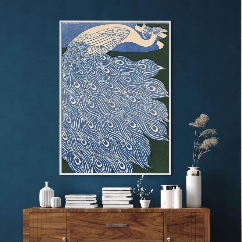 Pode incluir: Uma impress&atilde;o de arte vintage de um pav&atilde;o azul com um fundo branco e verde. As penas da cauda do pav&atilde;o est&atilde;o abertas em forma de leque.