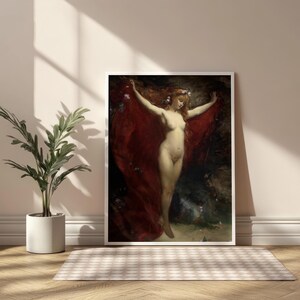 Op de afbeelding: Ingelijste kunstdruk van een klassiek schilderij dat een naakte vrouw met lang rood haar en een rode sluier afbeeldt. De vrouw staat met uitgestrekte armen. Het kunstwerk is tegen een donkere achtergrond geplaatst.