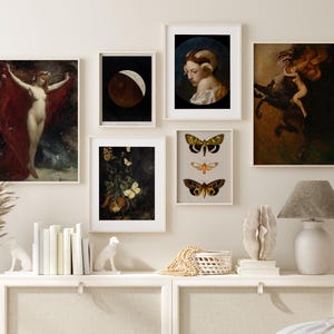 Op de afbeelding: Een galerijmuur met ingelijste kunstdrukken. De collectie omvat klassieke schilderijen van een naakte figuur met een rode draperie, een halve maan, een vrouw met ramshorens, een figuur op een paard en illustraties van vlinders en motten. Een lamp en decoratieve items staan op een witte kast.