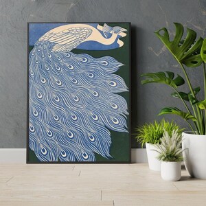 Pode incluir: Uma impress&atilde;o de arte vintage de um pav&atilde;o com um design de pena de cauda com padr&otilde;es azuis e brancos. O pav&atilde;o est&aacute; voltado para a esquerda e tem um fundo verde.