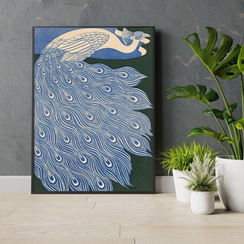 Pode incluir: Uma impress&atilde;o de arte vintage de um pav&atilde;o com um design de pena de cauda com padr&otilde;es azuis e brancos. O pav&atilde;o est&aacute; voltado para a esquerda e tem um fundo verde.