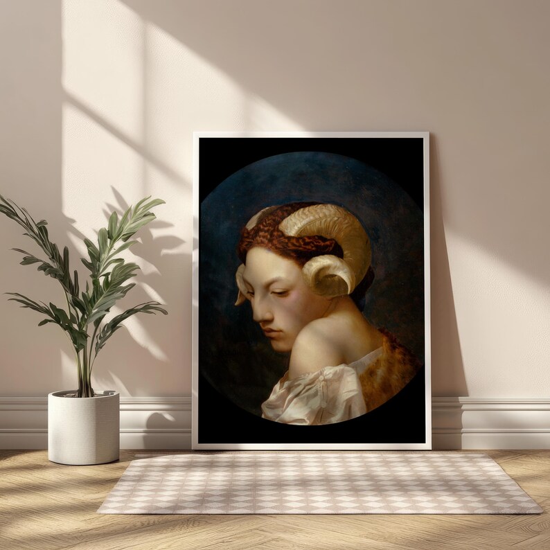 Op de afbeelding: Een ingelijste kunstdruk met een portret van een persoon met ramshoorns. Het kunstwerk heeft een klassieke schilderstijl met een donkerblauwe achtergrond en een witte lijst.