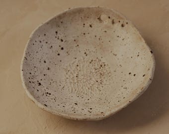 Handgetöpferte Keramikreibe für Kräuter & Knoblauch – Organische Form, Küchen-Unikat
