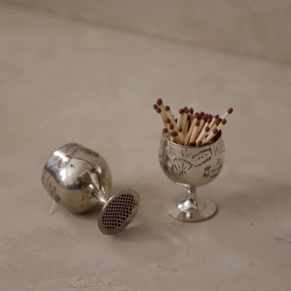 Portacerillas de copa de plata antigua con rascador, deslustrado.