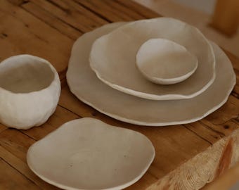 Conjunto de jantar personalizado em cerâmica orgânica artesanal, cor leite de amêndoa – prato rústico minimalista.