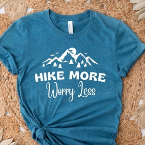 Chemise de randonnée, chemise Hike More Worry Less, chemise aventure, chemise Wanderlust, chemise de camping, chemise amoureux de la nature, chemise montagne, t-shirt de randonnée