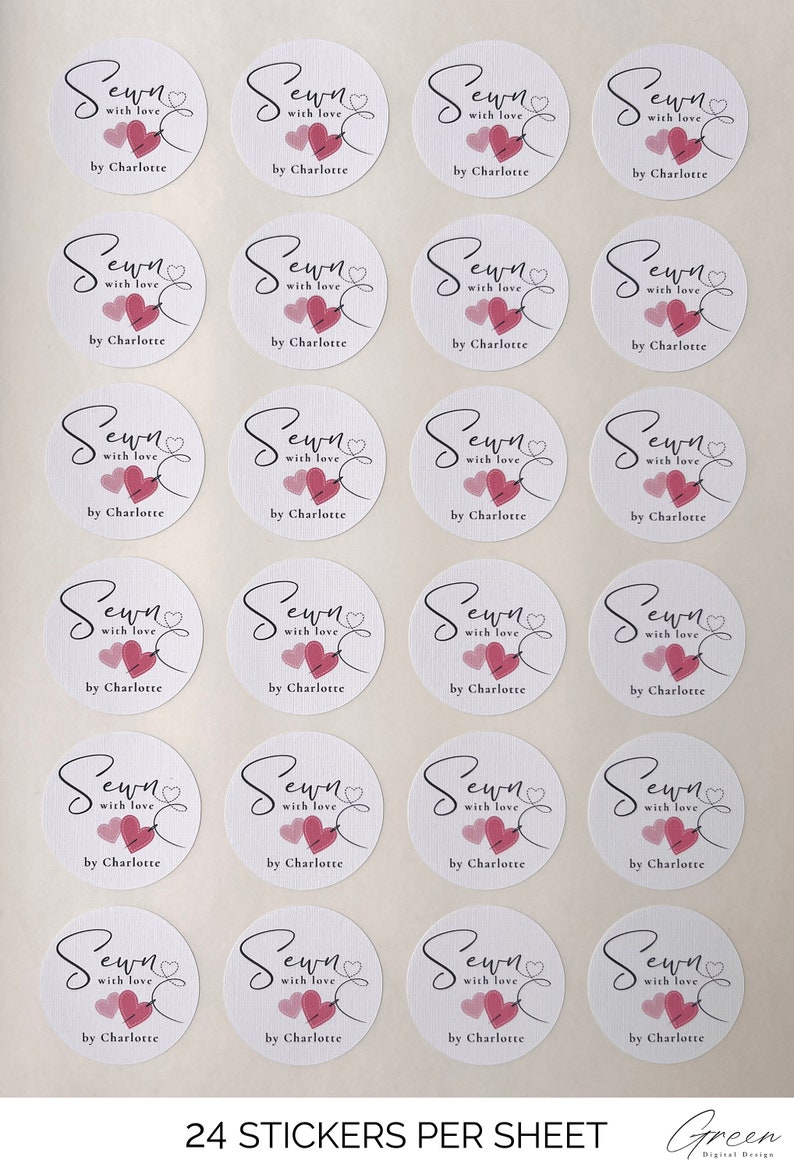 K&ouml;nnte beinhalten: Ein Bogen mit 24 wei&szlig;en runden Aufklebern mit einem rosa Herz und dem Text "Sewn with love by Charlotte". Der Text "24 Stickers Per Sheet" ist unten auf dem Bogen gedruckt.
