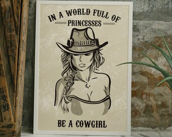 Può includere: Una stampa incorniciata con un'illustrazione in bianco e nero di una donna che indossa un cappello da cowboy. Il testo sulla stampa recita "In un mondo pieno di principesse, sii una cowgirl."