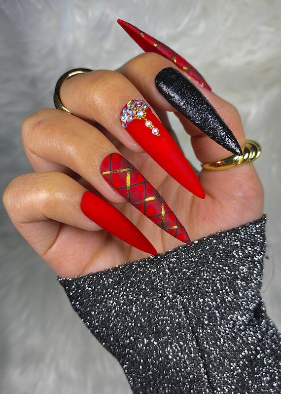 50+ Christmas Red Stiletto Nail Art Ideas - Easy Designs for Holiday Nails  | Stiletto nail art, Christmas nails, Red stiletto nails