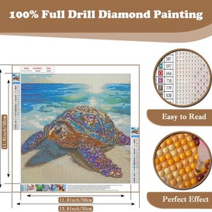 K&ouml;nnte beinhalten: Ein Diamant-Malset mit einer Meeresschildkr&ouml;te an einem Sandstrand mit blauem Ozeanhintergrund. Das Kunstwerk misst 35 cm x 30 cm. Das Set ist mit "100% Full Drill Diamond Painting" gekennzeichnet.