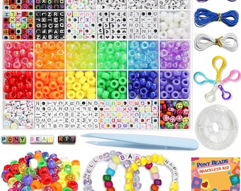 Zestaw do tworzenia bransoletek dla dzieci 1300 szt., zestaw koralików przyjaźni DIY z koralikami kucykami, koralikami literowymi i zawieszkami do tworzenia biżuterii i naszyjników