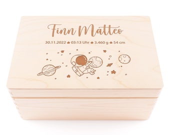 Erinnerungskiste Baby | Personalisierte Erinnerungsbox aus Holz | Astronaut Weltall | Geschenk zur Schwangerschaft, Geburt, Taufe, Kommunion