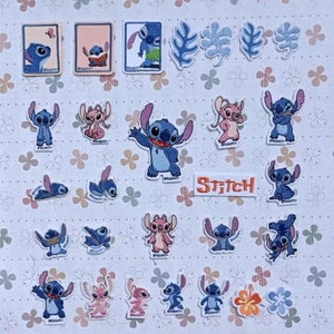 Può includere: Una collezione di toppe da stirare con Stitch di Lilo & Stitch. Le toppe sono blu, rosa e bianche con il logo Disney e la parola "Stitch".