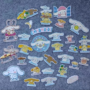 Puede incluir: Una colección de 25 parches para planchar con el personaje Cinnamoroll. Los parches son de varias formas y tamaños, y presentan diferentes diseños, incluyendo Cinnamoroll sosteniendo una taza de café, Cinnamoroll sentado en una silla y Cinnamoroll sosteniendo una piña. Los parches son todos blancos con detalles azules y rosas.