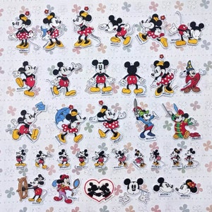 Può includere: Una collezione di 30 toppe da stirare con Mickey Mouse e Minnie Mouse in varie pose. Le toppe sono bianche con contorni neri e dettagli rossi, gialli e neri. Le toppe hanno un diametro di circa 5 cm.
