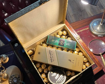 Luxury Gold Label Johnnie Walker Whiskey, Charbonnel et Walker 007 Truffes au chocolat, After Eight, Ferrero Rocher Golden Briefcase Hamper