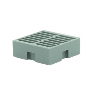 Könnte beinhalten: Eine kleine, graue Plastikpalette mit einem Gittermuster auf der Oberseite. Die Palette ist für kleine Gegenstände oder Bastelarbeiten konzipiert.