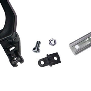 Könnte beinhalten: Eine Auswahl an schwarzen und silbernen Hardware-Komponenten, darunter ein schwarzer Griff, eine silberne Schraube, eine silberne Mutter, eine schwarze Halterung und eine silberne Metallschiene. Auf weißem Hintergrund.