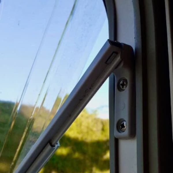 Ersatzteil Fensteraussteller klick klack - Halter zum Anschrauben - mehrere Farben - Wohnwagen Wohnmobil Kastenwagen