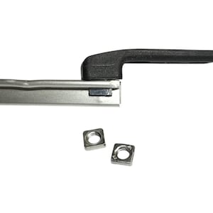 Könnte beinhalten: Ein schwarzer Griff an einer silbernen Metallstange mit zwei quadratischen Muttern darunter. Der Griff besteht aus einem dunklen, strukturierten Material. Die Metallstange ist gerade und hat eine leicht reflektierende Oberfläche. Die Muttern sind silberfarben und quadratisch.