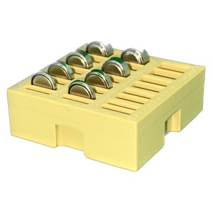 Op de afbeelding: Een gele plastic batterij-opbergdoos met acht ronde batterijen erin. De doos heeft meerdere vakken om batterijen op te bergen.