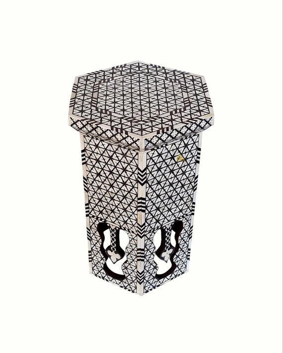 ハンドメイドの骨象嵌ベッドサイドテーブル：幾何学的なアクセント