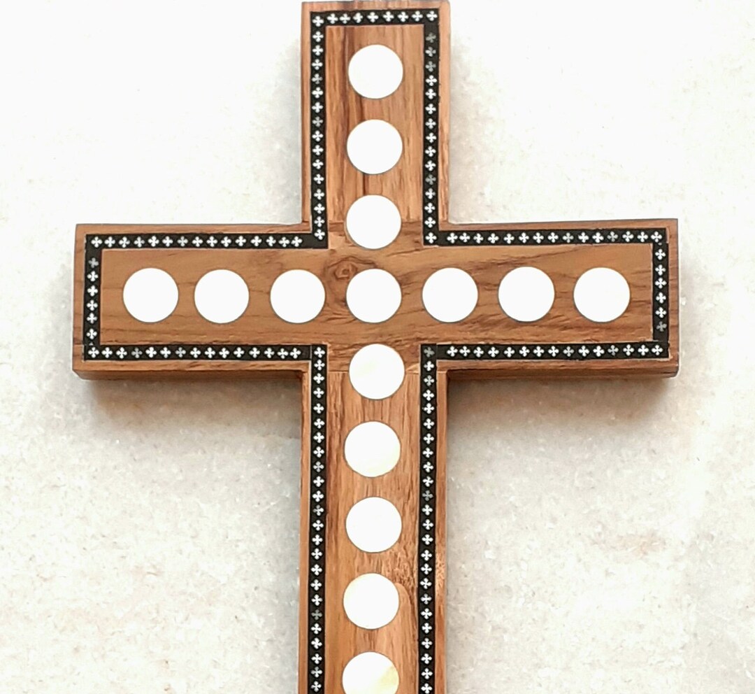 Croix suspendue en bois bicolore avec un marron rayé 22x12x1.6cm